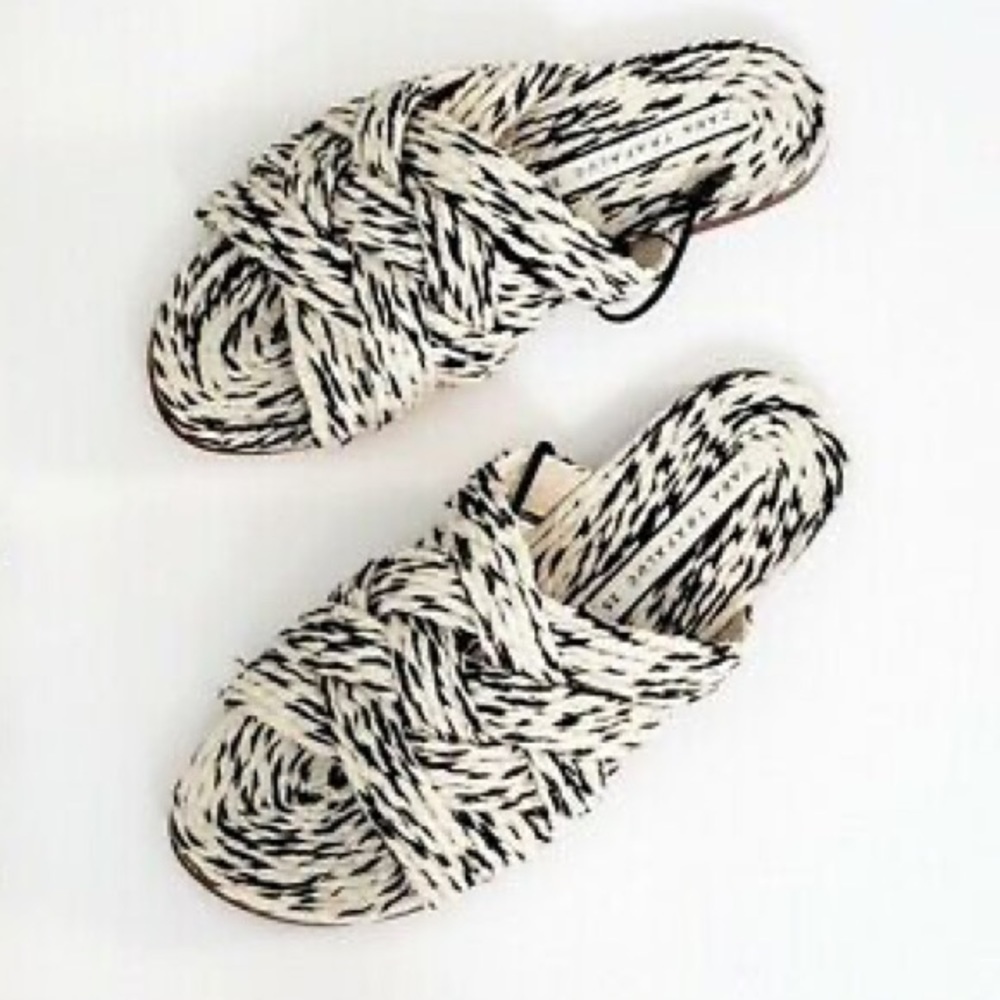 🌹NWT. Zara Natural Colored Woven Flat Sandals. Size 7,5.